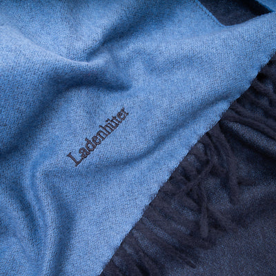 Produktbild blauer Kaschmir Schal mit Bestickung. Very Close-up view.