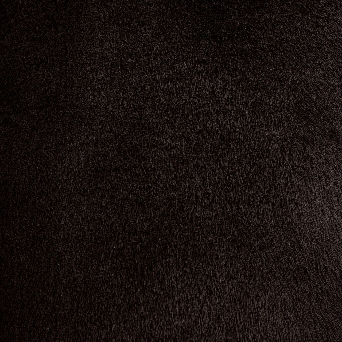 Produktbild braunes Hundekissen aus Webpelz und italienischem Samt. Very Close-up view des Faux Furs.
