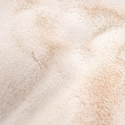 Produktbild creme Hundekissen aus Webpelz und italienischem Samt. Very Close-up view des Faux Furs.
