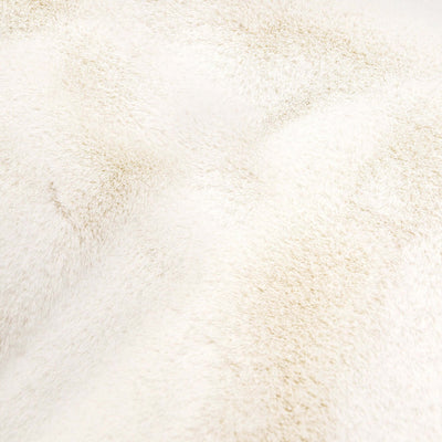 Produktbild creme farbenes Hundekissen aus Webpelz und italienischem Samt. Very Close-up  view des Faux Furs.